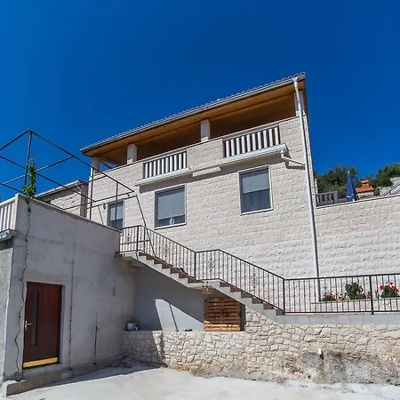 Apartment Pavi Postira
